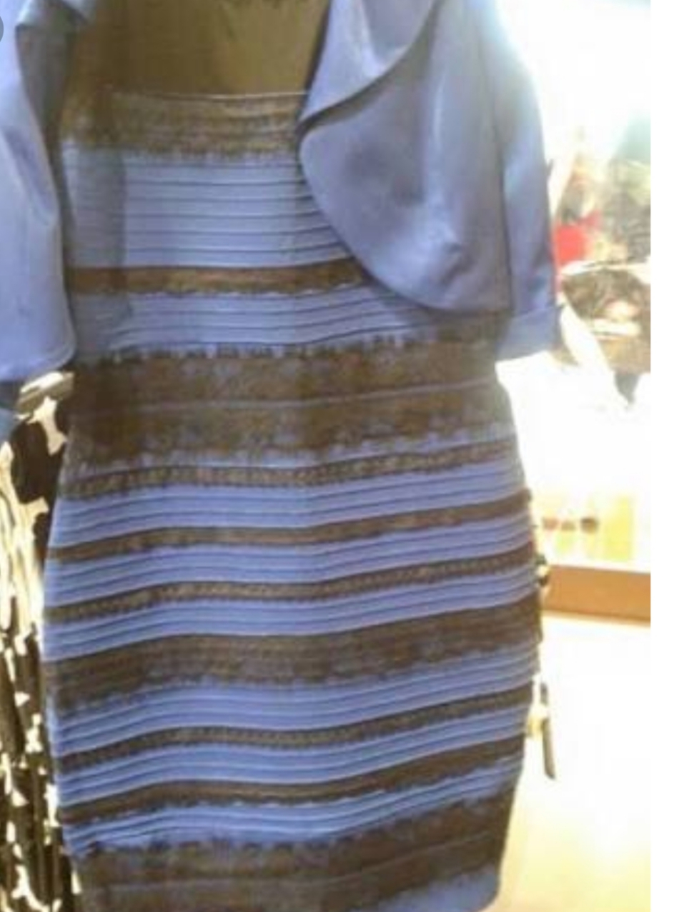 Arkadaşlar bu elbise bi ara sosyal medyada renginden dolayı baya gündem olmuştu.Ben altın sarısı ve beyaz görüyorum ya siz?