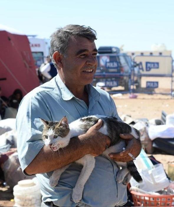Ramazan Keleş, Suriye'den Türkiye'ye sığınırken kedisinden ayrılmaya vicdanı el vermedi.
