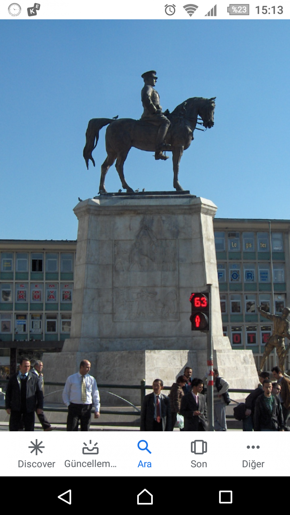 Ankara Ulus'taki Atatürk heykelinin hangi ayağı havadadır?