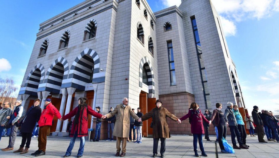 Yeni Zelanda cami saldırısından sonra Kanadalılar camide ibadet eden Müslümanları bu şekilde çember yapıp korudular