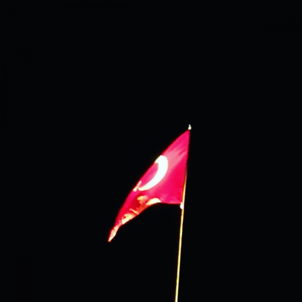 Kapkaranlık gecede Türk Bayragının görünüşü 2 ?