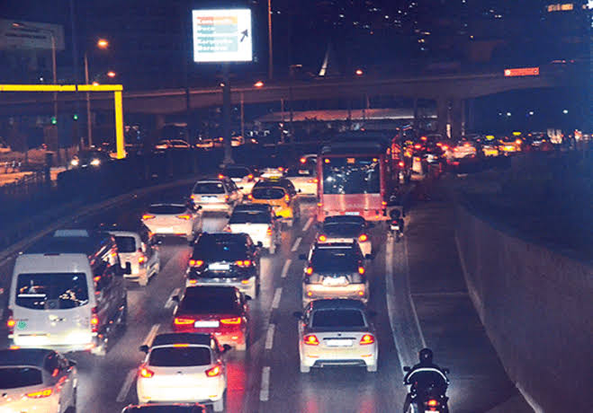 Hiçbir trafik ışığının olmadığı çevreyolunda neden yoğun trafik olur?
