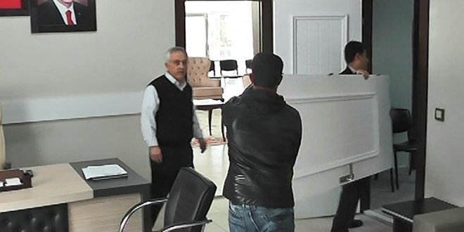 AK Parti Pazarcık Belediye Başkanı makam odasının kapısını kaldırttı