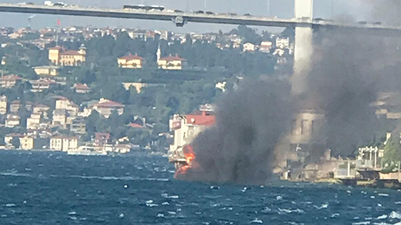 Üsküdar açıklarında tekne yangını.