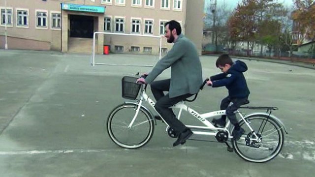 Görme engelli öğrencilerinin bisiklet hayalini gerçekleştiren mükemmel öğretmen!
