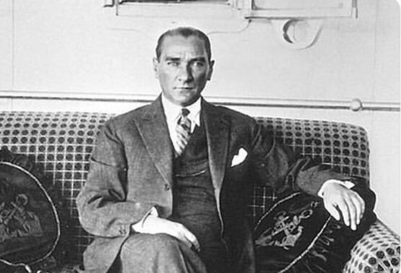 Atatürk'ün ömrü  boyunca biriktirdiği para 73.000 Tl'dir. Cumhurbaşkanlığı maaşı olan  10.000 Tl'nin 8.000 Tl'sini Halka bağışlardı?