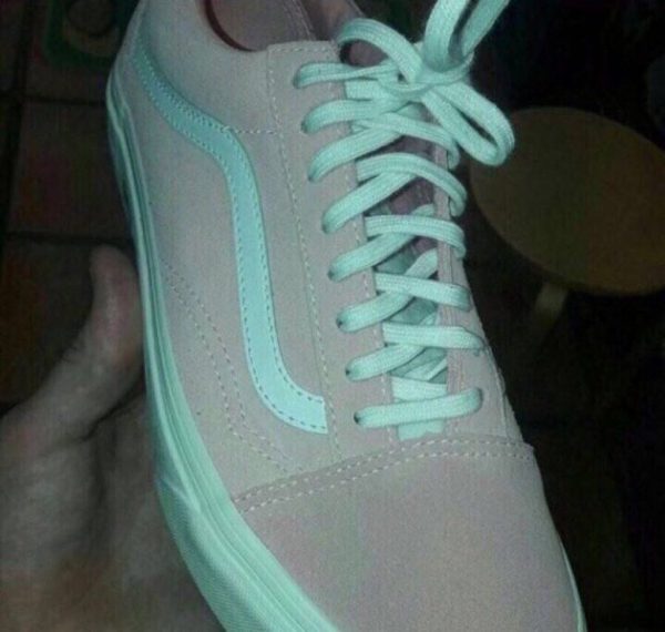 İnsanları renk konusunda 2 ye bölen ayakkabı. Sizce Bu ayakkabının rengi ne ?