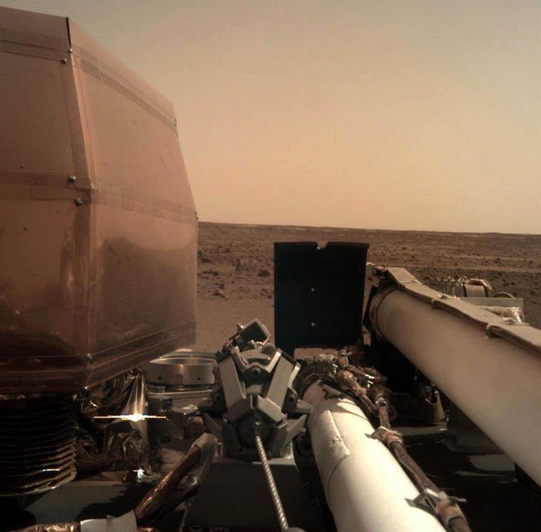 Insight'ın Mars'tan çektiği ilk selfie hayırlı olsun diyelim mi?