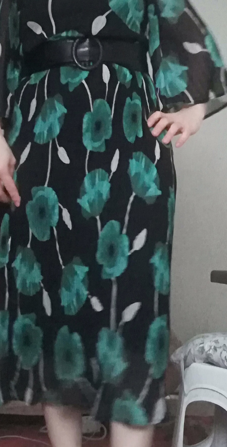 Yeşil çiçekli siyah kemerli elbisenin altına ne renk ayakkabı giymeliyim? (Görsel ekte)