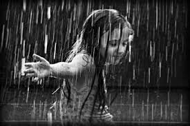 Yağmur yağıyor ve çocuk gibi şemsiyenizi bırakıp hiç ıslanmak istediniz mi?Bazen keyif verir...