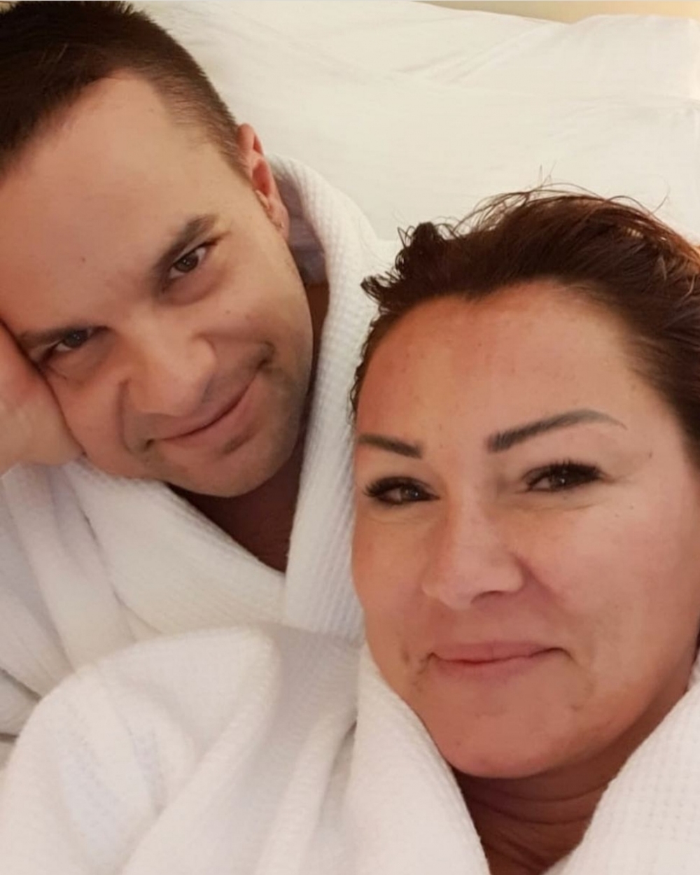 Pınar Altuğ eşi ile beraber bornoz ile poz verdi?