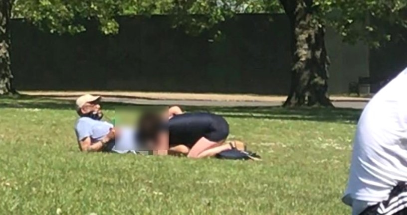 Londra'da bir çift parkta ilişkiye girdi, ne düşünüyorsun?