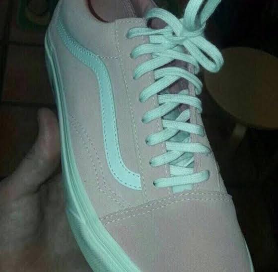 Sizce bu ayakkabı hangi renk?