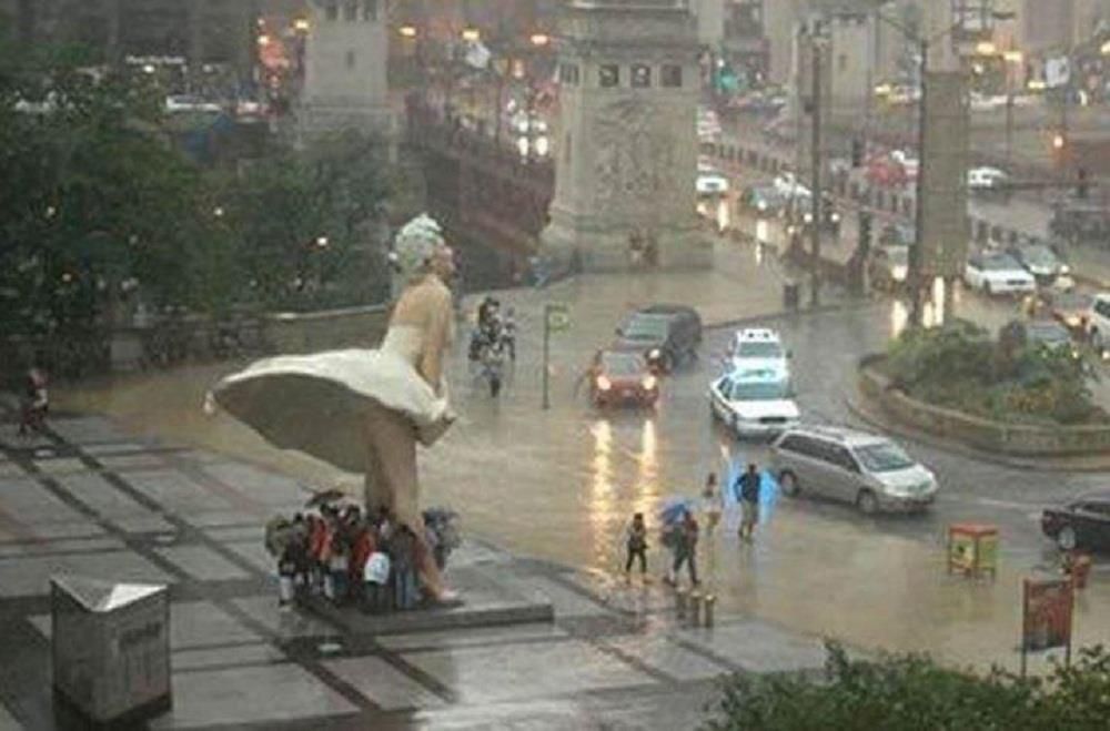 Yağmurdan korunmak. Yer: Chicago