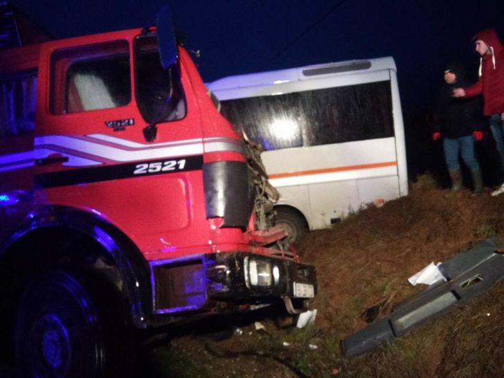 Feci kaza: Öğrenci servisi ile kamyon çarpıştı?