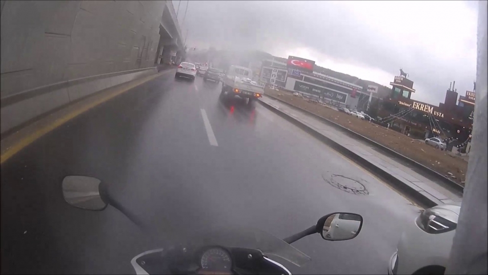 Yağışlı havada motorsiklet kullanır mısınız?