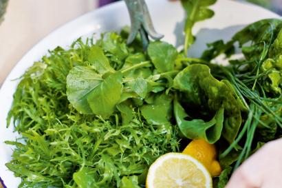 Yeşil salata malzemelerinin uzun süre taze kalmasını hangi yöntemle sağlayabiliriz?