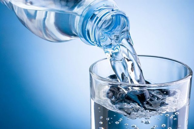 Aç karnına su içmenin faydalarını biliyor musunuz?