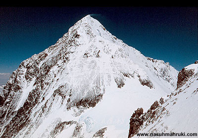 Dünyanın en yüksek tepesi Everest kaç metredir?