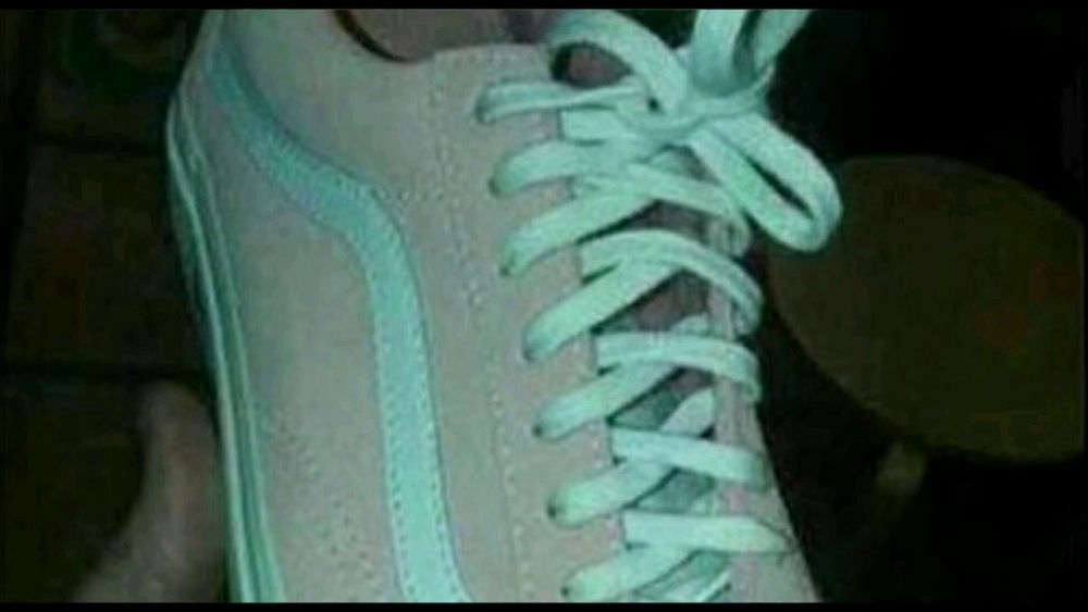 Resimdeki ayakkabıyı hangi renk görüyorsunuz ?