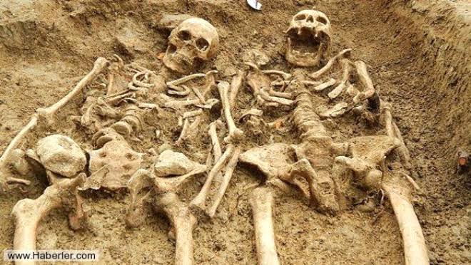 700 yıl önce bulunan iskeletlerden hangisi kadın hangisi erkek?