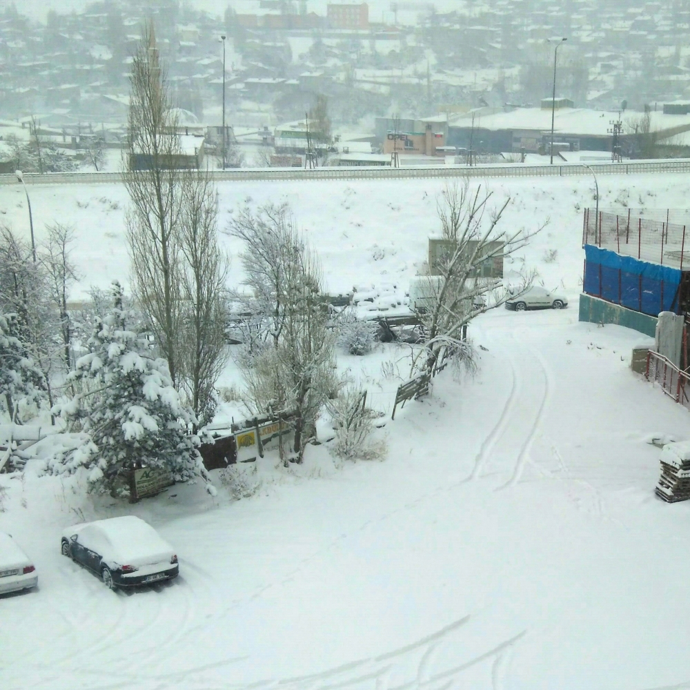 Kar nasıl yağarmış görmek isteyen foğfarafa baksın. An itibariyle Erzurum.?