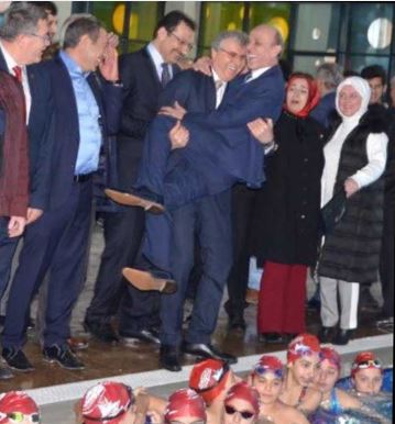 AKP'li aday AKP'li başkanı kucağına almış