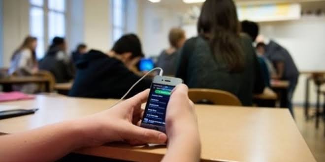 Türkiye genelinde okullara telefon yasağı gelsin mi ? Akıllı telefonlar öğrencilerin okul hayatların’da büyük etki yaratıyor mu?