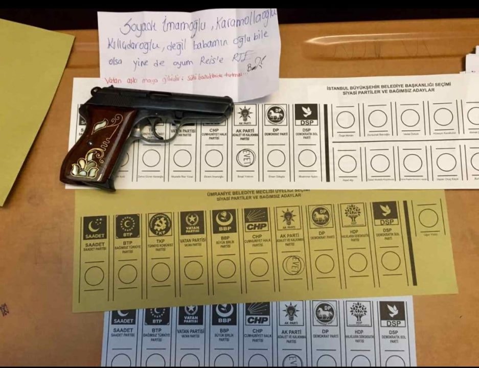 Telefonun bile yasak olduğu oy kabinine hem silah sokuldu hem de AKP'ye verilen oyun fotoğrafı çekildi
