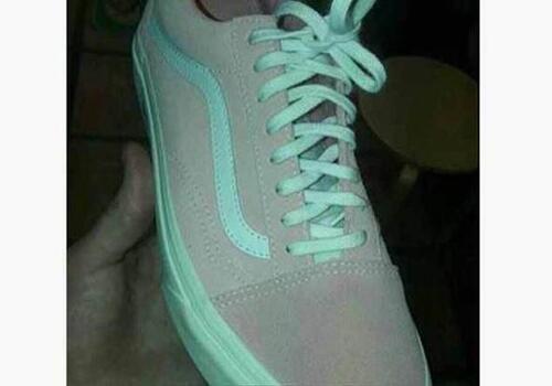 Sizce bu ayakkabı hangi renk ? (Pembe, beyaz / Yeşil,gri )