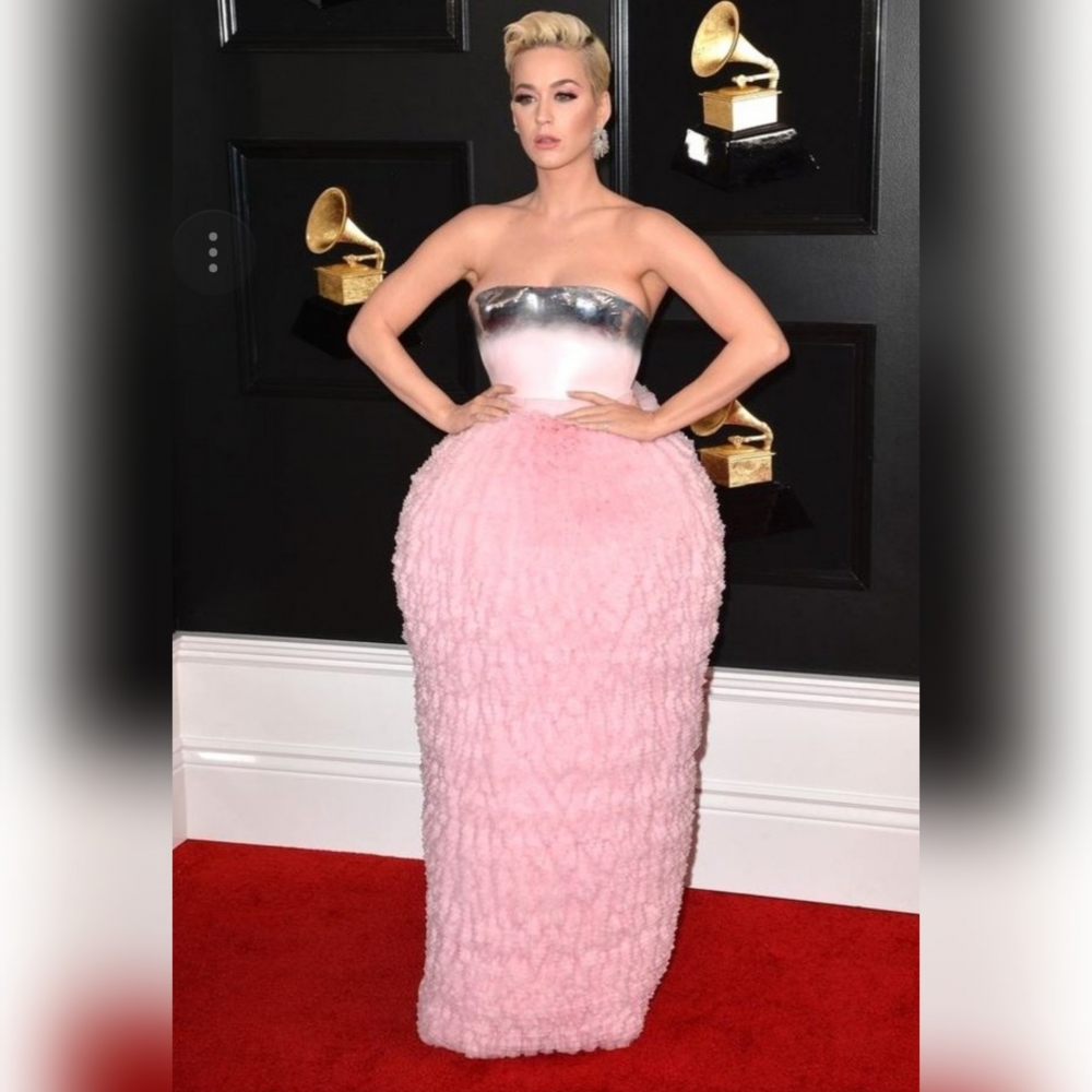 Grammy ödül töreninde Kat Perry 'nin giydiği kıyafet şaşırttı mı?