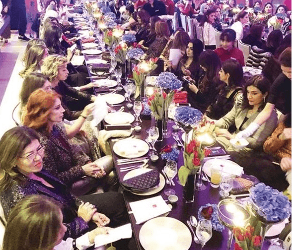 Burak Özçivit kuvet'te 80 kadınla yemek yemiş.. Yorumlarınızı alalım mı?