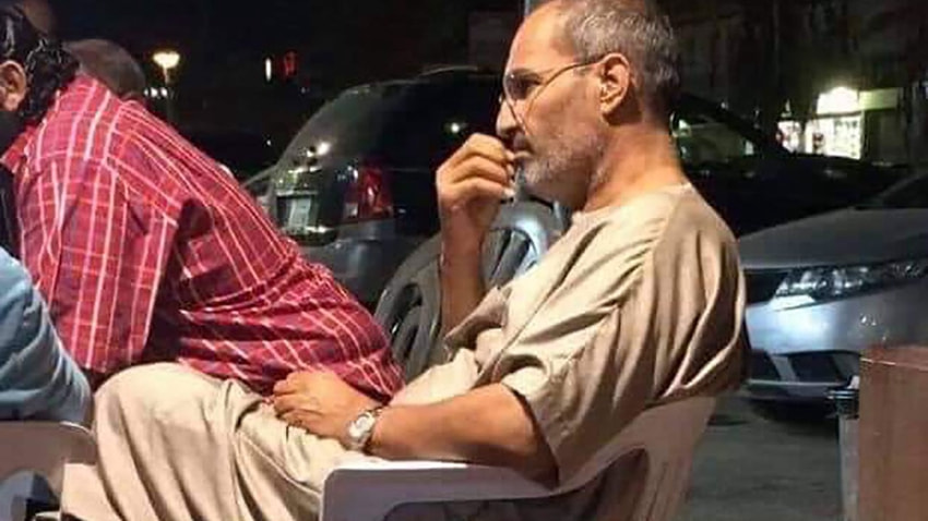 Geçen gün sosyal medyada Steve Jobs'ın fotoğrafı görüldü. Mısırda çekilmiş. Ölmedi diyorlar. Sizce hayattamıdır ya da benziyomudur ?