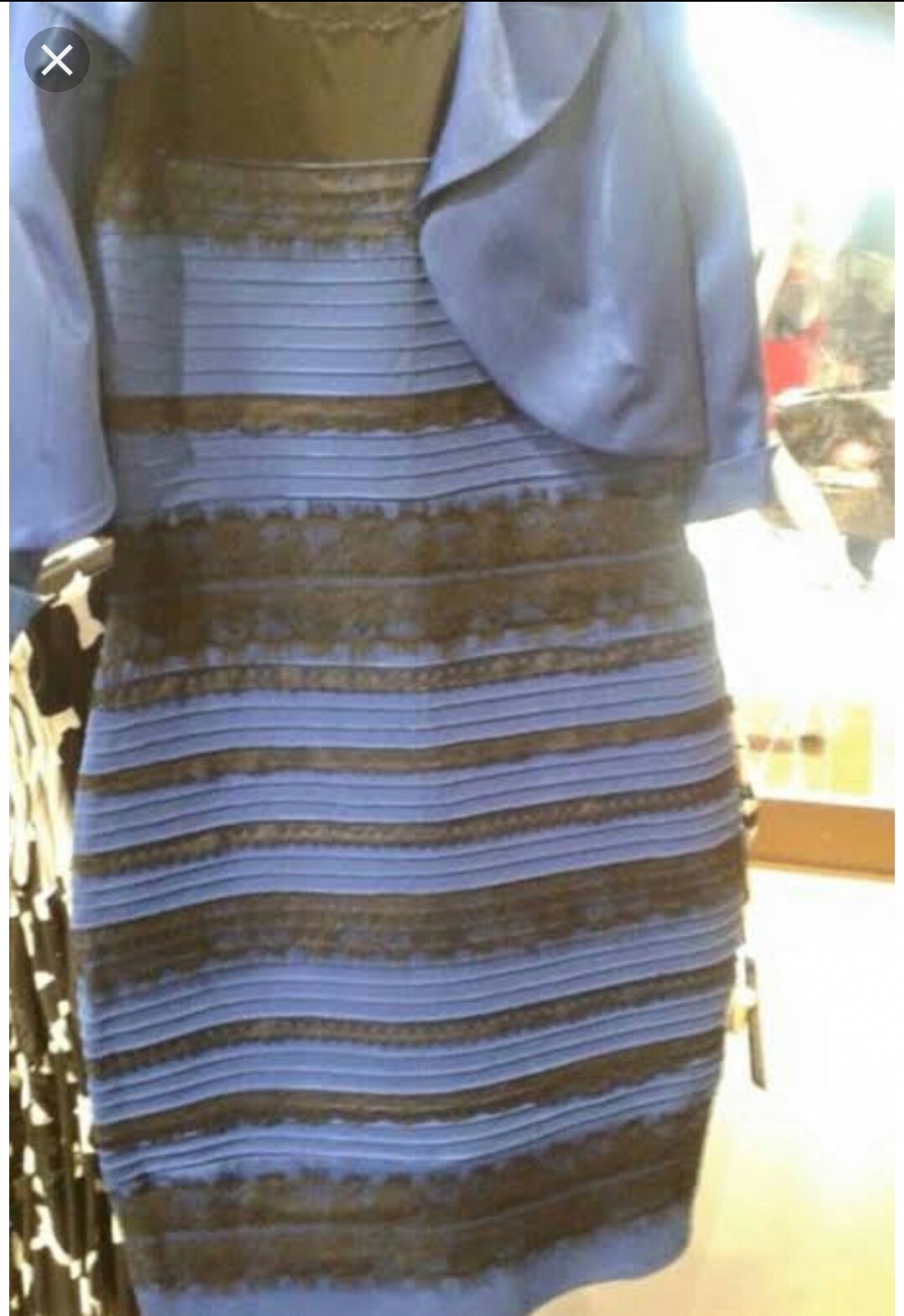 Bu elbise hangi renk arkadaşlar.Herkes farklı birşey söylüyo ilginc???