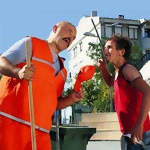 Çöpleri toplayan bir belediye çalışanı olsanız ve siz işinizi yaparken biri gelip tam önünüze çöp atsa tepkiniz ne olur?