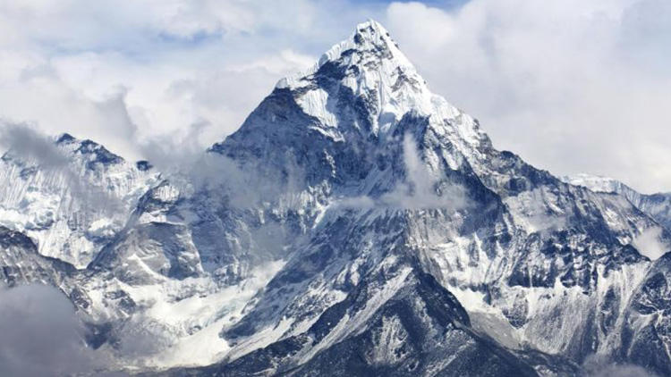 Everest dağı bulutların üstündeyse neden tepesinde kar var ?