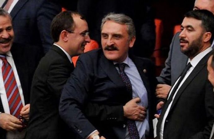 İmamoğlu'nun odasına astığı Atatürk resmi Akp milletvekilini rahatsız etti.
