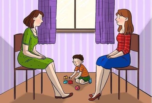 Odada oturan iki kadından biri yerdeki çocuğun annesi.Resmi dikkatlice inceleyin ve hangisi annesi bulun?
