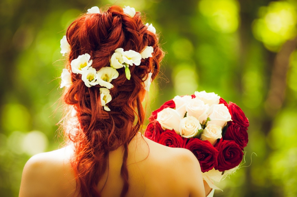 Evlenen gelinin çiçeği attığında hiç tutma şansınız oldu mu?