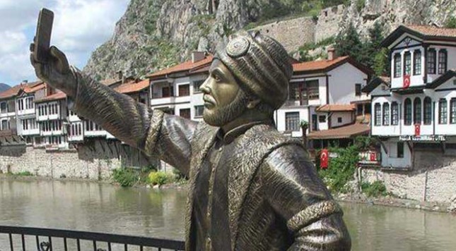 Amasya'da Selfie çeken Şehzade heykeli gördünüz mü?